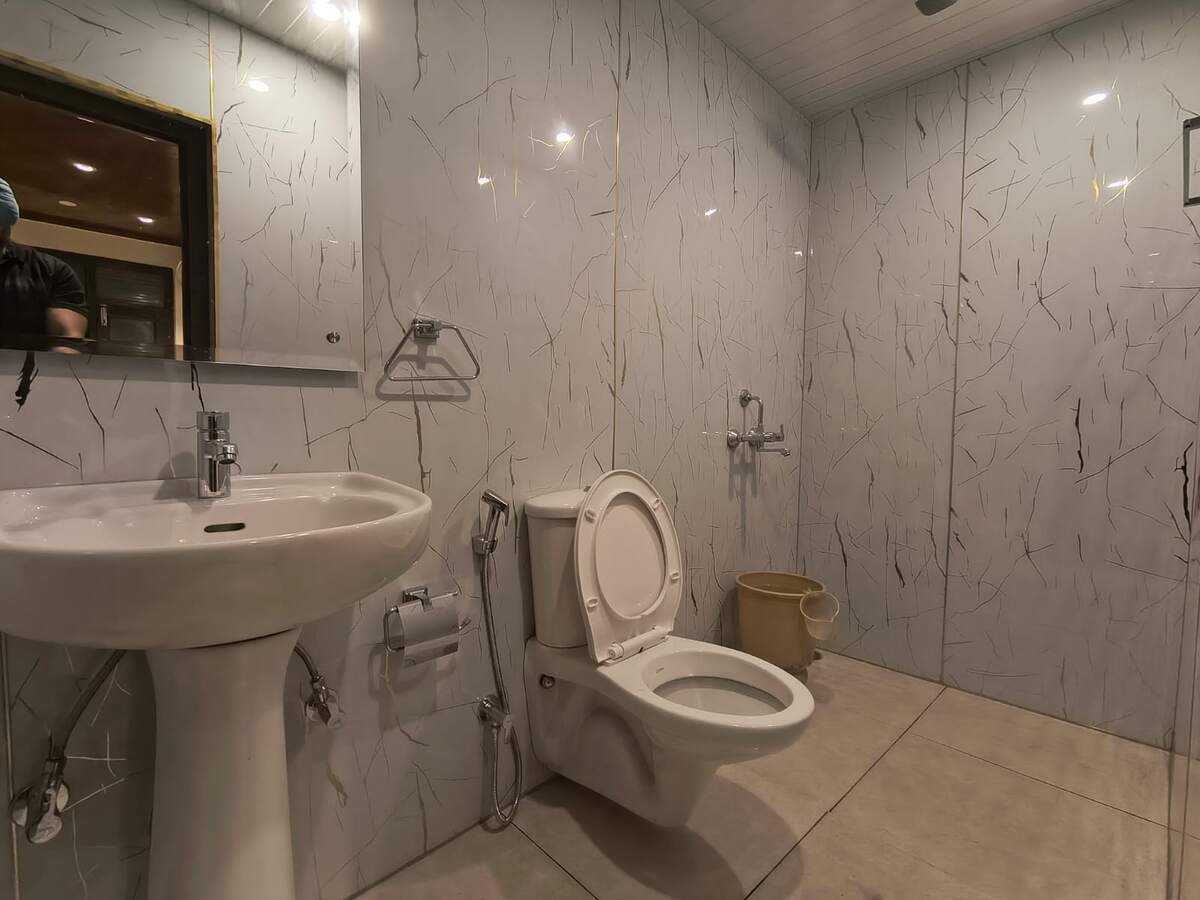 Attached bathroom, 24-hour hot water